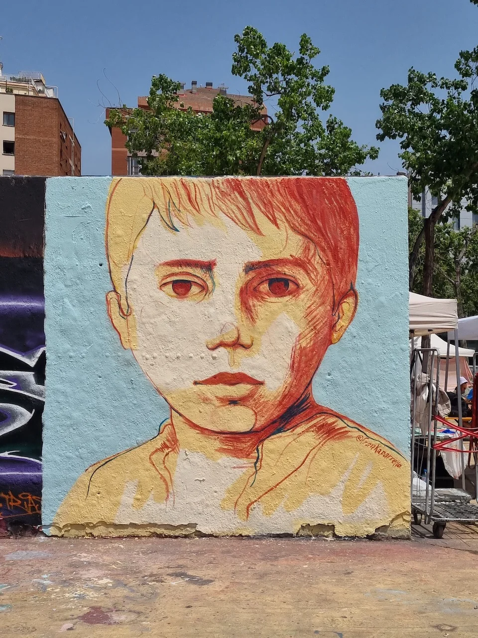 Tres chimeneas — mural residencial Barcelona